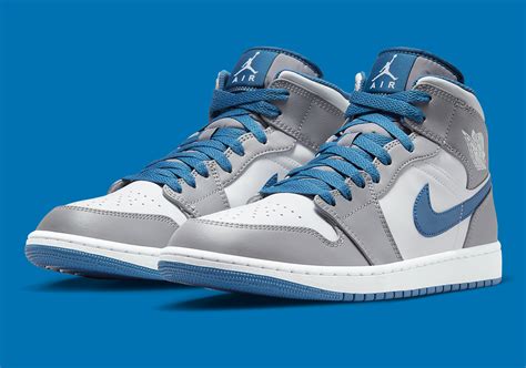 Jordan 1 Mid Top Shoes 